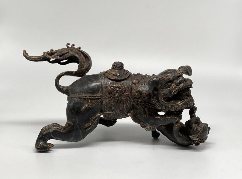 Antique paired sculpture "Dogs Fo"