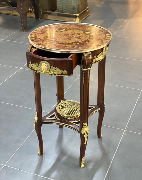 Antique table
Louis XVI