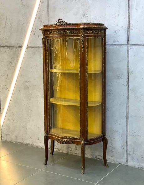 Антикварная витрина
