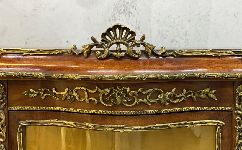 Антикварная витрина