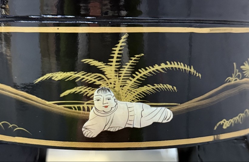 Console in chinoiserie style