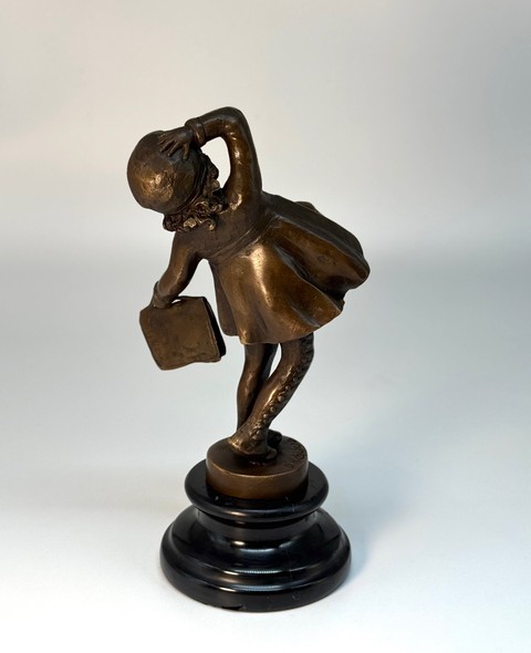 Cкульптура «Девочка с портфелем»