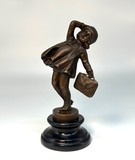 Cкульптура «Девочка с портфелем»