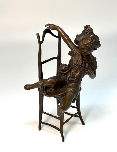 Statuette "Girl and cat"