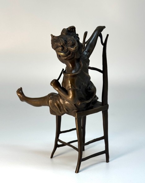 Statuette "Girl and cat"