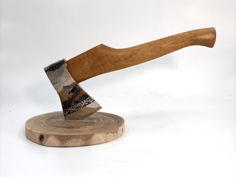 Топор с охотничьим сюжетом