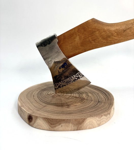 Топор с охотничьим сюжетом