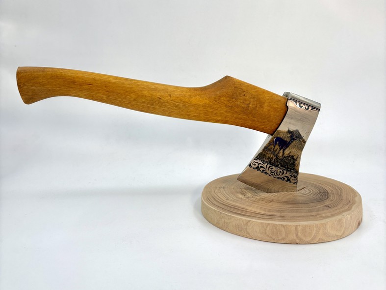Топор с охотничьим сюжетом
