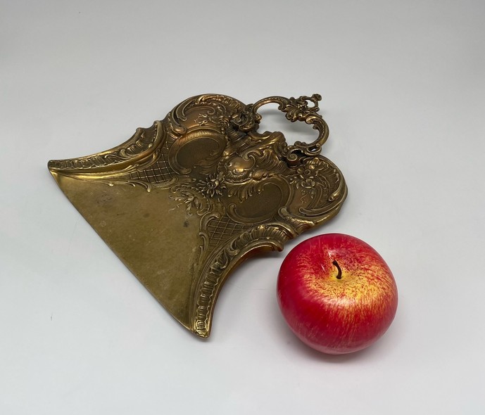 Vintage fireplace dustpan