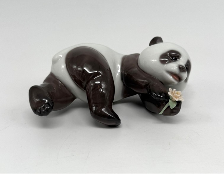 Figurine of the "Merry Panda", Lladro