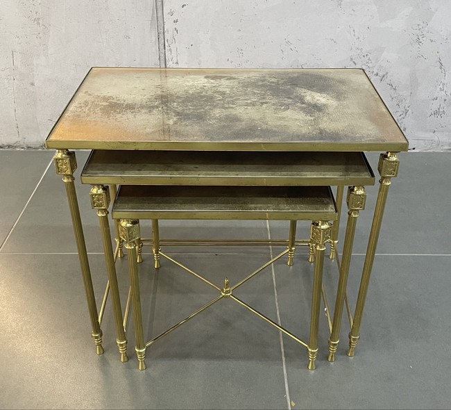 Антикварный набор
из трех столиков