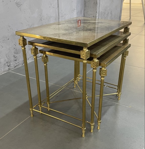 Антикварный набор
из трех столиков