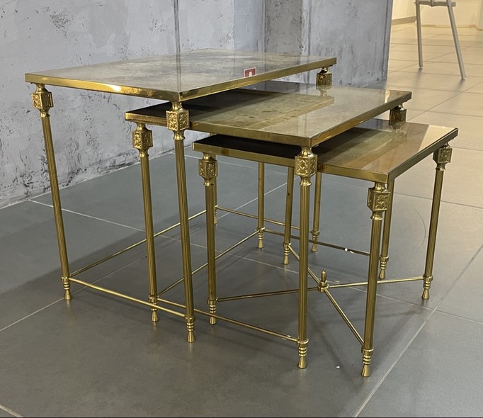 Антикварный набор
из трех столиков