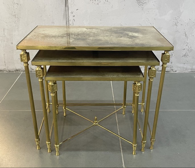 Антикварный набор
из трех столиков