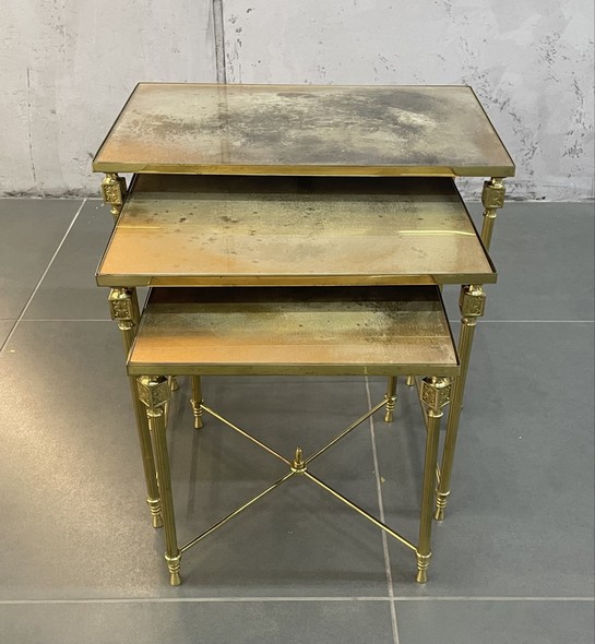 Антикварный набор
из трех столиков