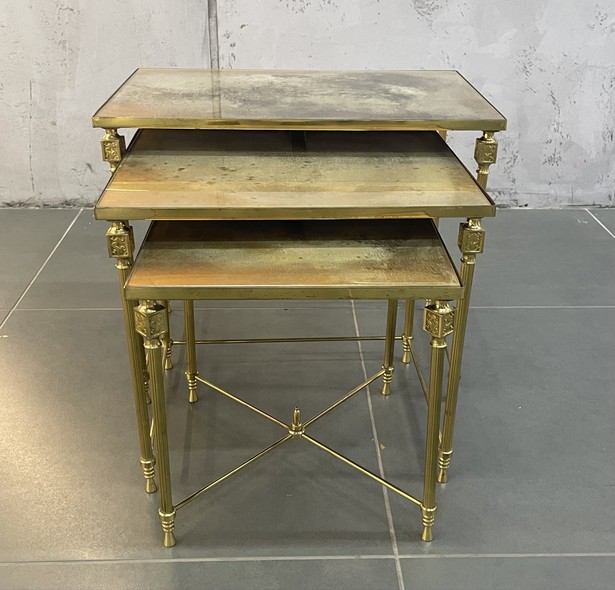 Антикварный набор
из трех столиков