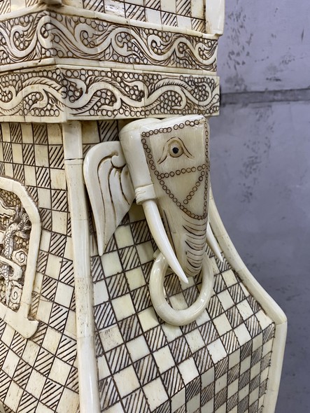 Антикварная ваза «Слоны»