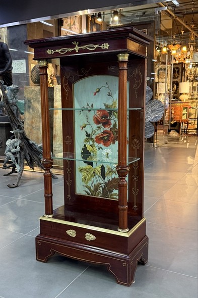 Антикварная витрина