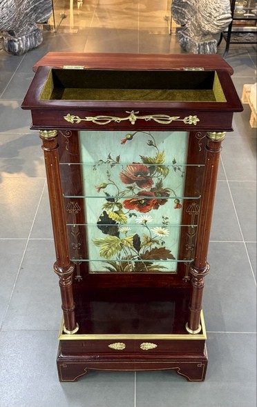 Антикварная витрина