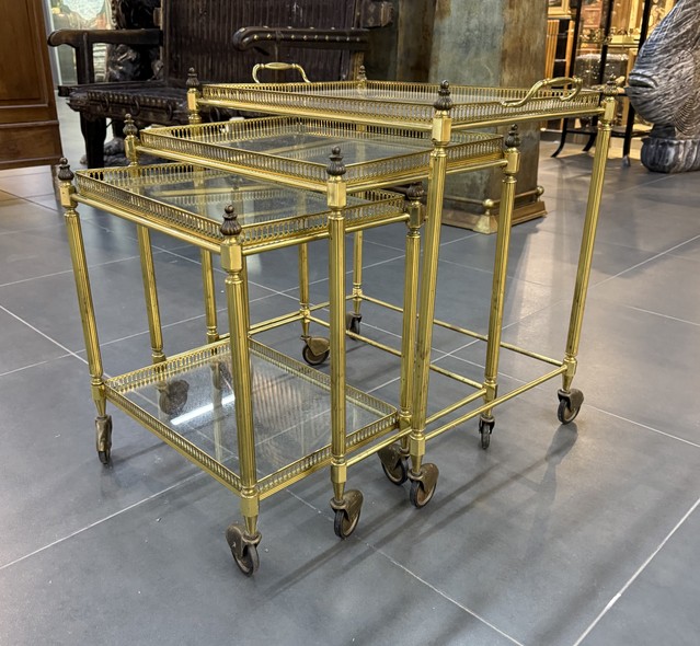 Сет из трех столиков