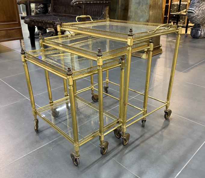 Сет из трех столиков