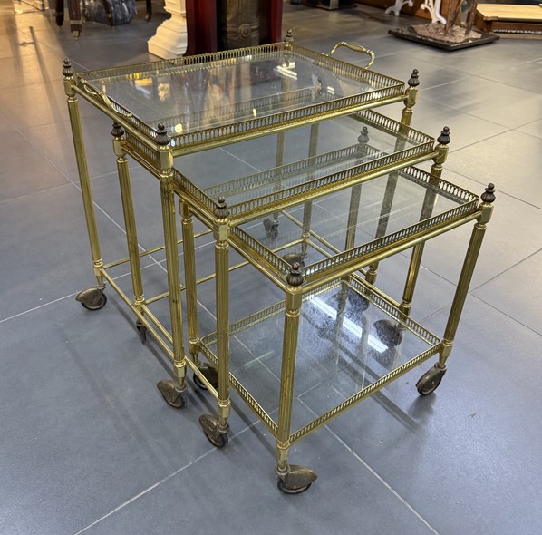 Сет из трех столиков