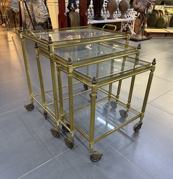 Сет из трех столиков