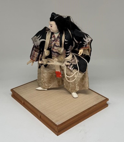 Антикварная кукла 
в костюме театра Кабуки