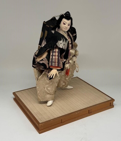 Антикварная кукла 
в костюме театра Кабуки