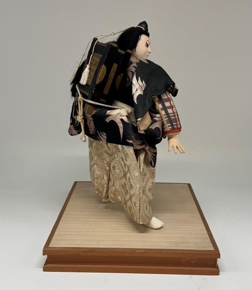 Антикварная кукла 
в костюме театра Кабуки