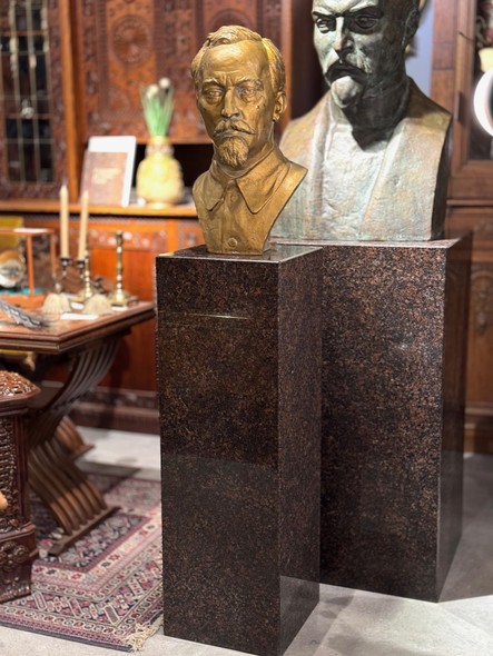 Antique bust
of Felix Dzerzhinsky