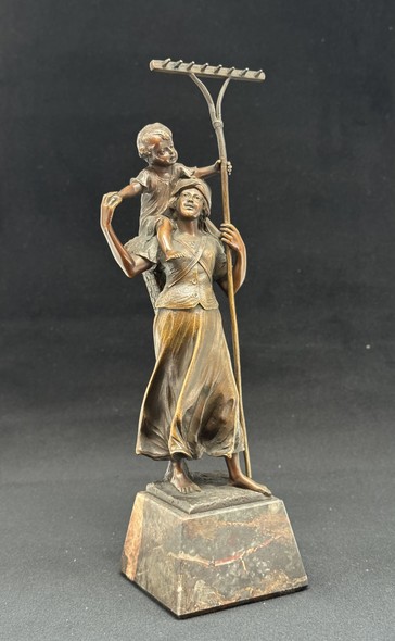 Statuette "Kolkhoznitsa"