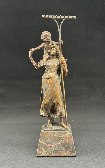 Statuette "Kolkhoznitsa"
