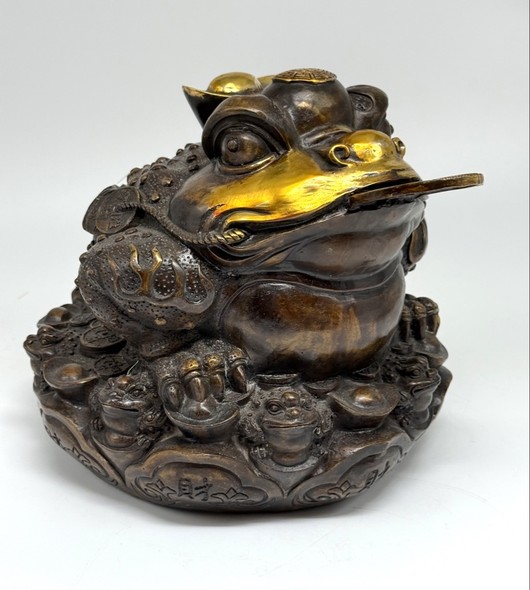 Large sculpture
"Money Toad"/"Money Frog"