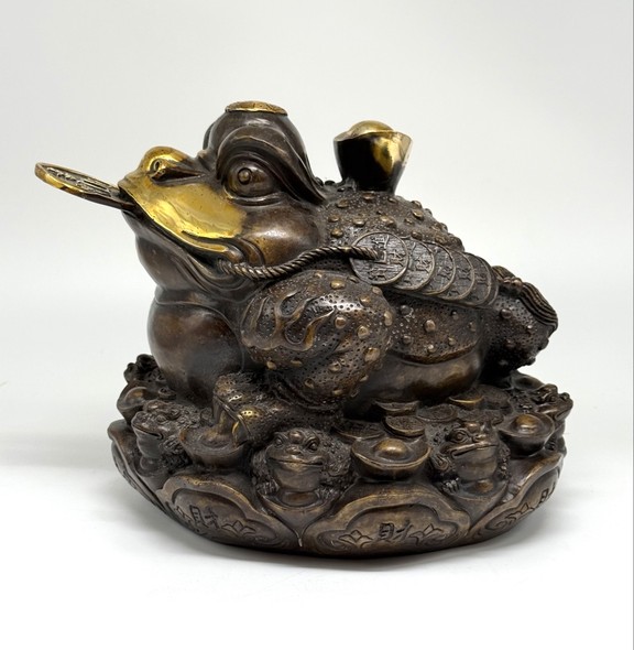 Large sculpture
"Money Toad"/"Money Frog"