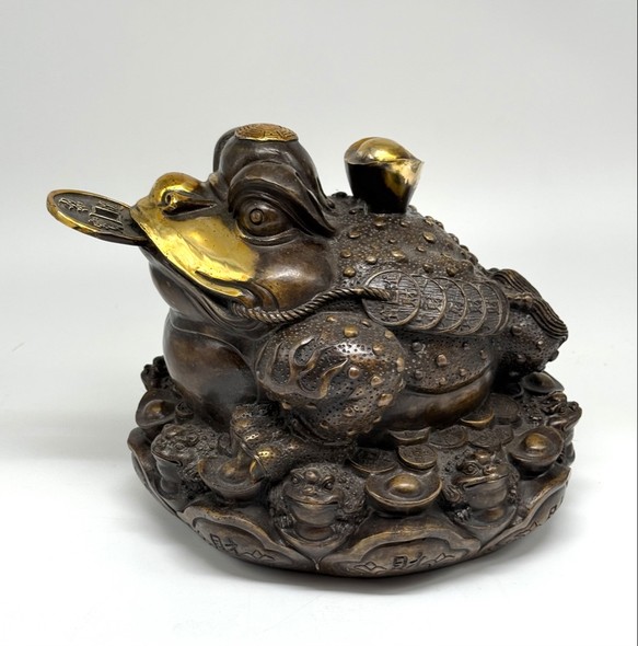 Large sculpture
"Money Toad"/"Money Frog"