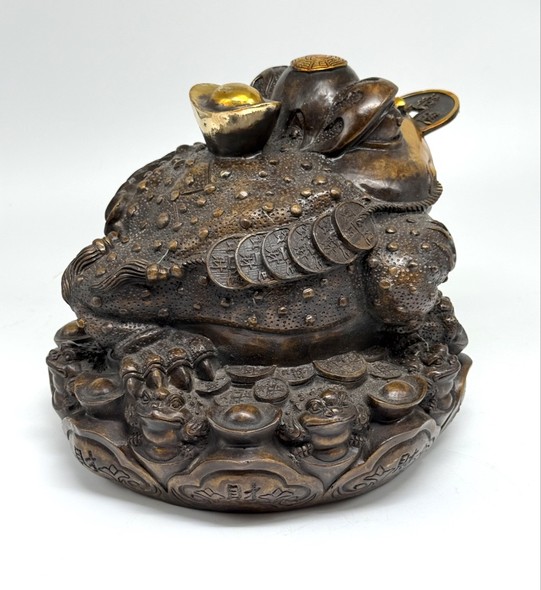 Large sculpture
"Money Toad"/"Money Frog"