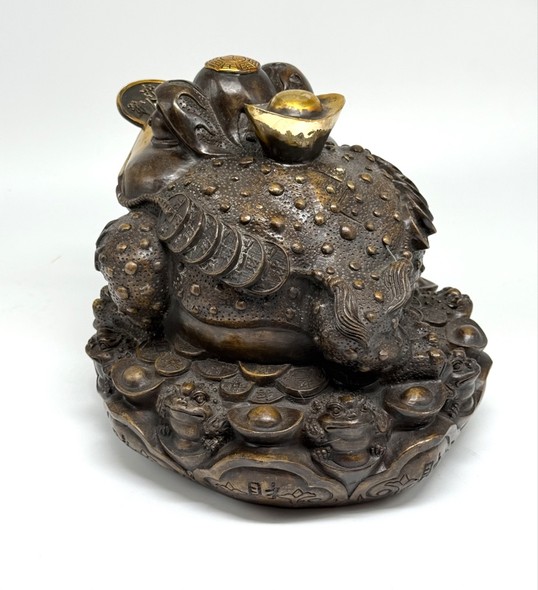 Large sculpture
"Money Toad"/"Money Frog"