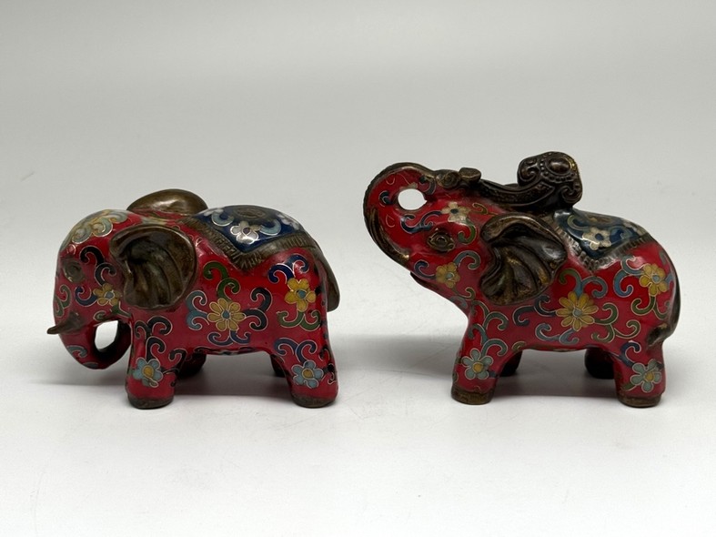 Small paired sculptures
"Elephants"