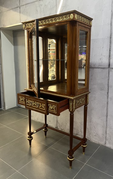 Antiquarian window