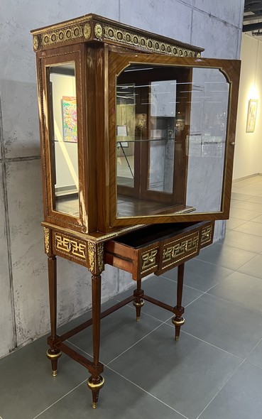 Antiquarian window