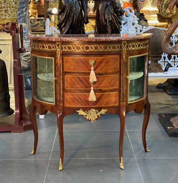 Antique chest of drawers