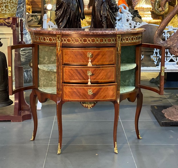 Antique chest of drawers