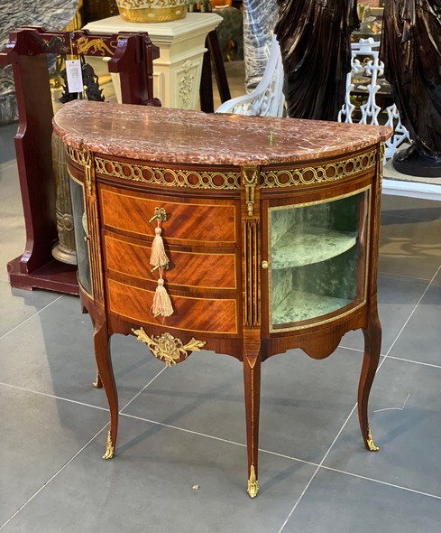 Antique chest of drawers