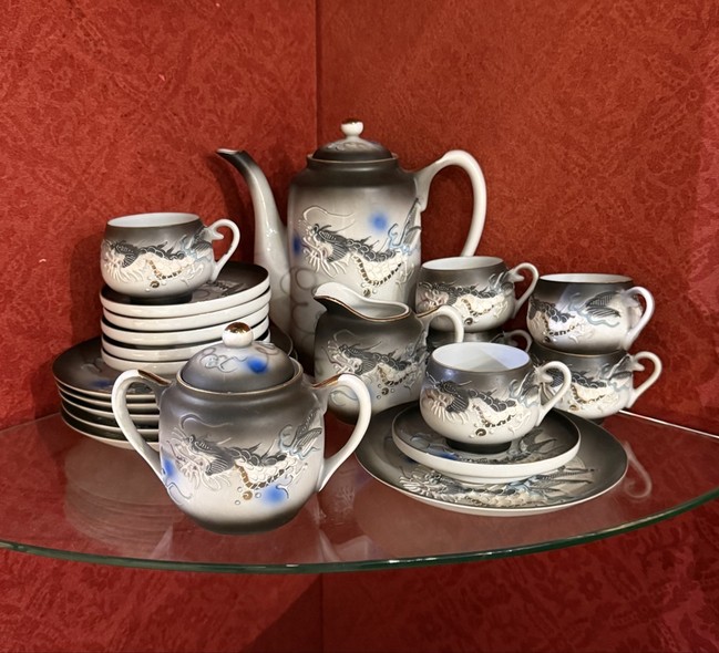 Antique service "Dragon", Kutani