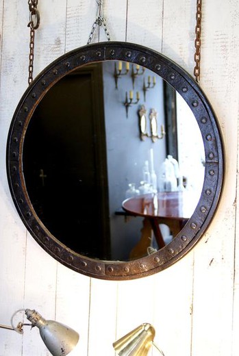 Винтажная и старинная мебель, предметы интерьера - Круглое зеркало в стиле индастриал. Рама - металл. Антикварная галерея в Москве
