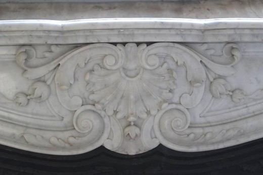 Антикварный камин в стиле Людовик XV. Выполнен из белого каррарского мрамора, вставка из чугуна. Находится в прекрасном состоянии. Франция, Париж, 1860-е гг.