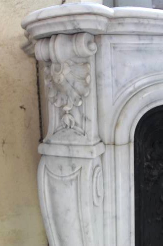 Старый антикварный камин в стиле Людовик XV. Выполнен из белого каррарского мрамора, вставка из чугуна. Находится в прекрасном состоянии. Франция, Париж, 1860-е гг.