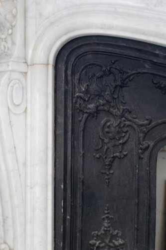 Камин антикв в стиле Людовик XV. Выполнен из белого каррарского мрамора, вставка из чугуна. Находится в прекрасном состоянии. Франция, Париж, 1860-е гг.