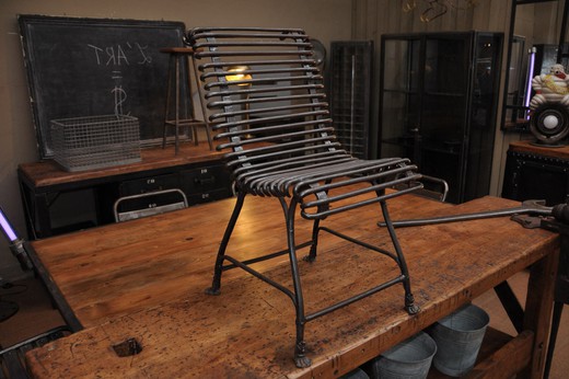 Старинная мебель - Антикварный  садовый стул. Выполнен из металла. Стиль - смесь индастриала и ампира. Европа, 1900-е гг.
